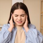 ear makes crackling noise
