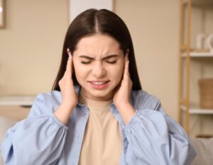 ear makes crackling noise
